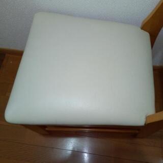 無料！温かみのある木の椅子はいかがですか？の画像
