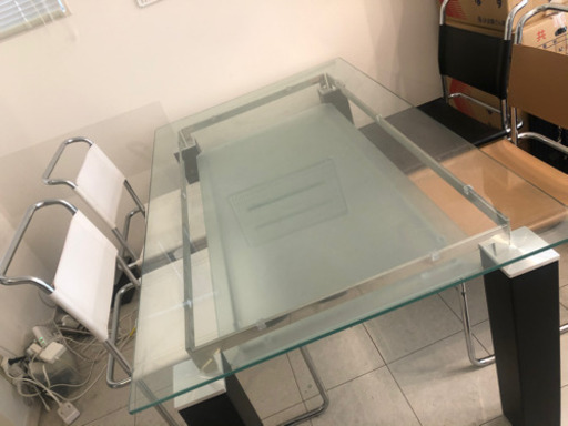 そろそろ終了　使用回数少なめ　ニトリ　ガラステーブル