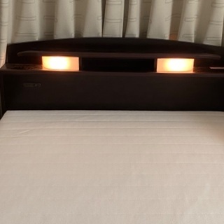 セミダブルベットフレーム、マットレス付きの画像