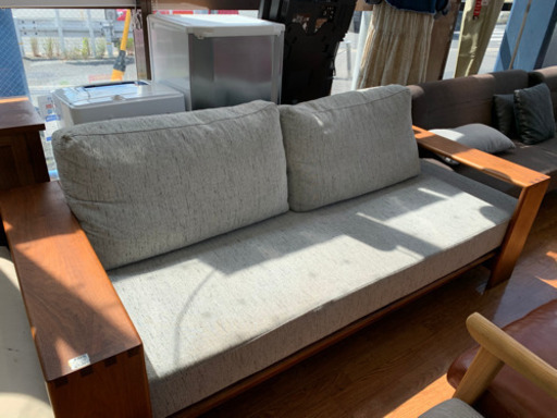 オシャレなイバタインテリアの2人掛けソファです♪