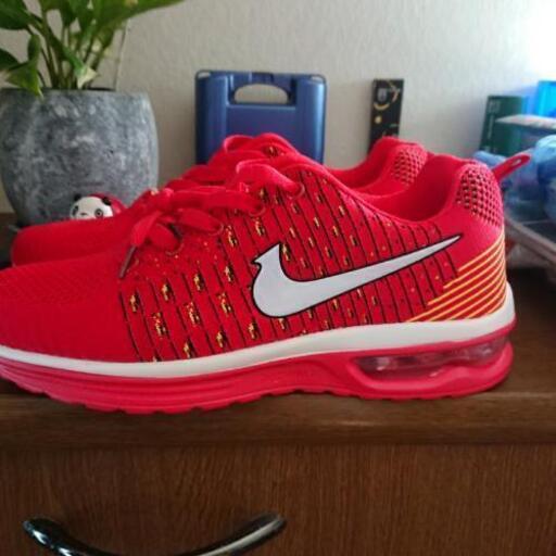 スポーツシューズ