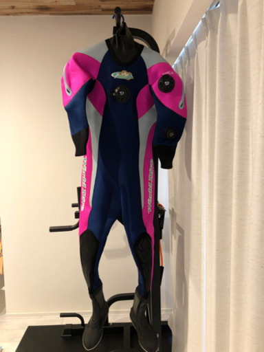 WorldDive製☆5mm？ 女性用ドライスーツ【リストバルブ付】