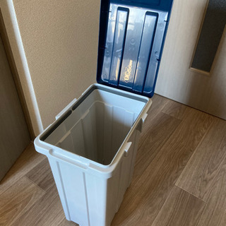 蓋付きゴミ箱の画像