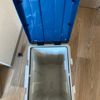 蓋付きゴミ箱の画像