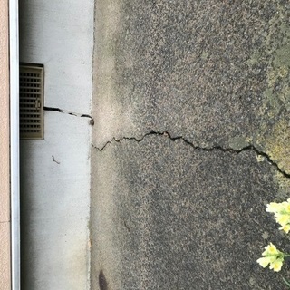 地盤沈下により家の土台がひび割れてきて家が傾いてきました。