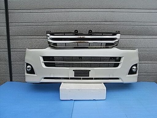ハイエース200　３型 標準ボディ用　フロントバンパー・　グリル　4月16日現在あります