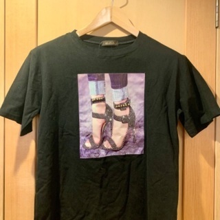 キラキラ ヒールプリント ブラック Tシャツ