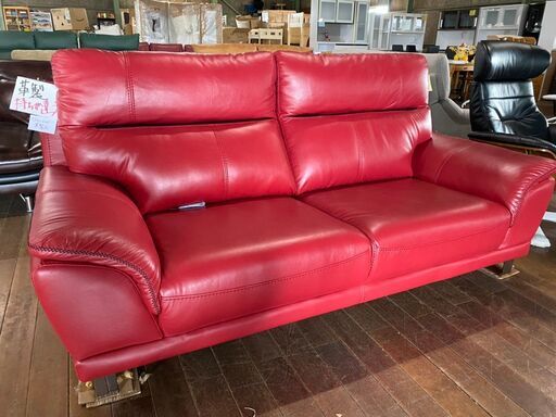 最強にカッコいいレッドソファー！普通に買ったら12万円します！黒のステッチが渋い！山田店長も欲しい！オレが選んだ＼(^o^)／