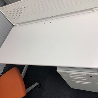 オフィスデスク（奥行き70、幅140cm、高さ70cm）