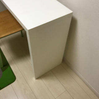 イスとテーブルセットの画像