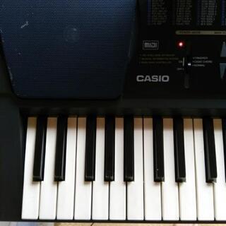 CASIOキーボード（楽譜スタンド付）の画像