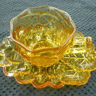 SOGAガラス カップ＆ソーサー ペアセット アンバーカラー 琥珀色 ブドウ柄 札幌 西岡店の画像