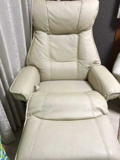 チェア1人掛けイスデザイナーズオットマン足置き。アイボリー。