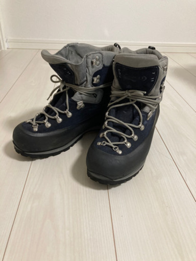 冬山　雪山　登山靴　＜AKU アク＞