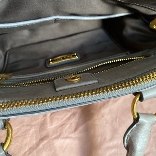 miu miu レザーバッグの画像