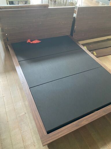 ダブルベッド！ちょっとキズあります！通常6万円オーバー！12800円でOK！早く買いにきてくださいm(_ _)m