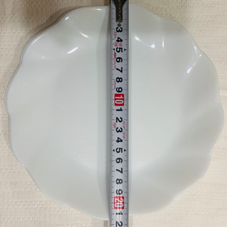 ヤマザキ白いフラワーお皿1枚120円