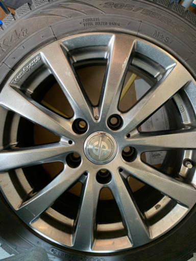 スタッドレスタイヤ　ホイールセット　16インチ　バリ溝