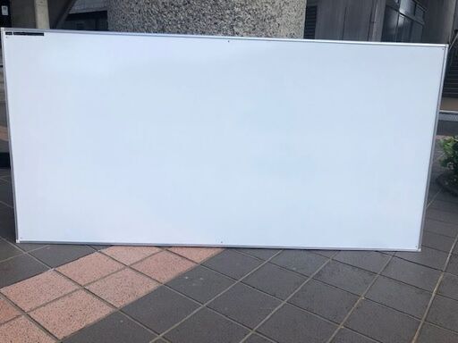 値下げ　ホワイトボード　四隅に壁打ち込みのための穴が開いています。