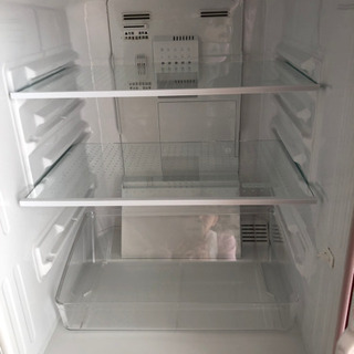赤いシャープ2ドア冷蔵庫の画像