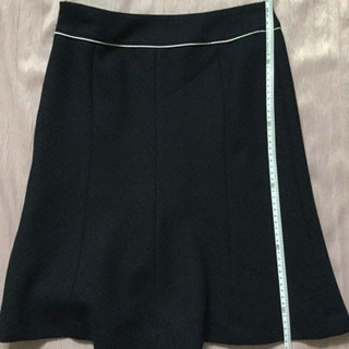 脚がきれい見え◆お値下げしました200円◆膝丈スカート、紺色、裾フレアー、used クロスプラスの画像