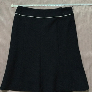 脚がきれい見え◆お値下げしました200円◆膝丈スカート、紺色、裾...