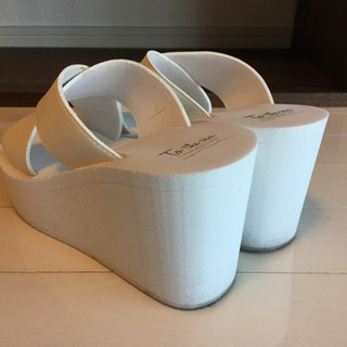 【美品】真っ白で可愛いサンダルの画像