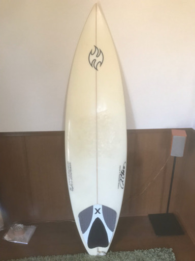 サーフボード 5’11 ニットケースとフィン付き