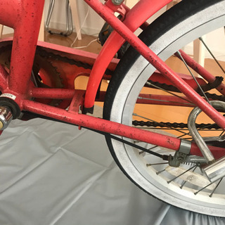 赤い折りたたみ自転車の画像