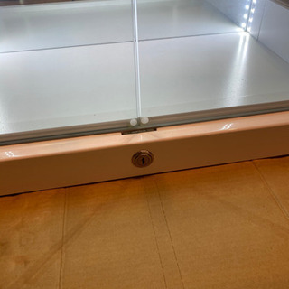 　コレクションボード ディスプレイラック コレクションケース  LEDライト付き ホワイト  　の画像
