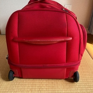 赤いスーツケース　65リットルの画像
