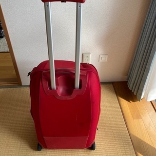 赤いスーツケース　65リットルの画像