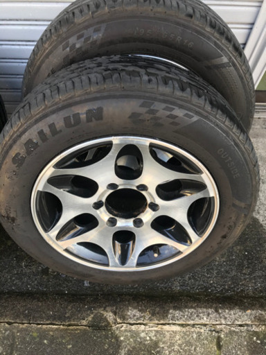 ハイエース　ホイール16インチ　タイヤ付き