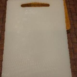IKEAの木と白のまな板！