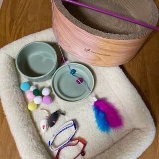 中古　猫グッズ色々　爪とぎ　マット　食器　フリース　おもちゃ　首輪　等の画像