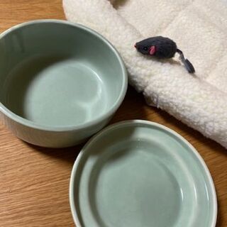 中古　猫グッズ色々　爪とぎ　マット　食器　フリース　おもちゃ　首輪　等の画像