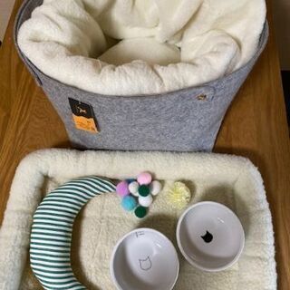 中古　猫グッズ色々　ベッド　枕　マット　食器セット　おもちゃ等の画像