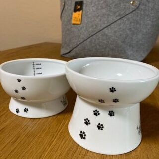 中古　猫グッズ色々　ベッド　枕　マット　食器セット　おもちゃ等の画像
