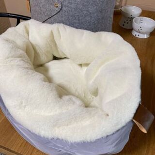 中古　猫グッズ色々　ベッド　枕　マット　食器セット　おもちゃ等の画像