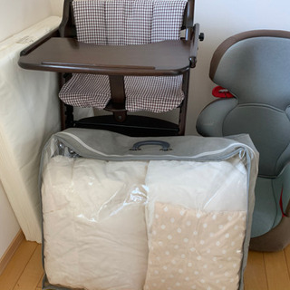 実家の育児グッズ☆お譲りします☆お布団セット、すくすくチェア、ジュニアシート