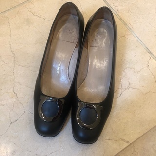 フェラガモ ブラックパンプス