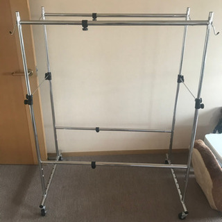 伸縮式　ハンガーラック　強靭　100枚くらいかけれます　小物フックつき