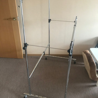 伸縮式　ハンガーラック　強靭　100枚くらいかけれます　小物フックつきの画像