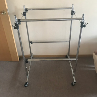 伸縮式　ハンガーラック　強靭　100枚くらいかけれます　小物フックつきの画像
