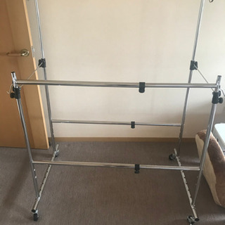 伸縮式　ハンガーラック　強靭　100枚くらいかけれます　小物フックつきの画像