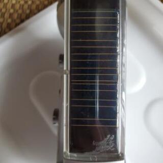 ラジオ付き(AM.FM)懐中電灯  (手巻きハンドル付き)🔸非常用に、普段外でソーラー充電しながらラジオ聴くのもよし‼️  商談中ですの画像