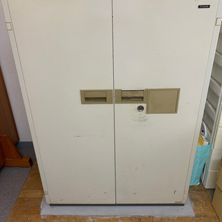 大型金庫　差し上げます。