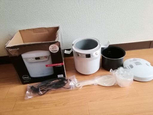 ほぼ未使用　2015年製　コイズミ炊飯器　1.5合炊き　KSC-1510/W