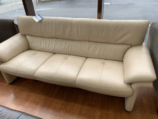 ゆったり座れちゃう!!karimokuの3人掛けソファです♪