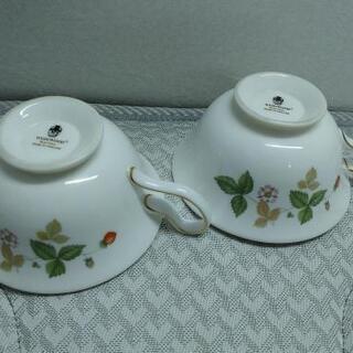 ウエッジウッド ワイルドストロベリー ティーカップ＆ソーサーとプレートの画像